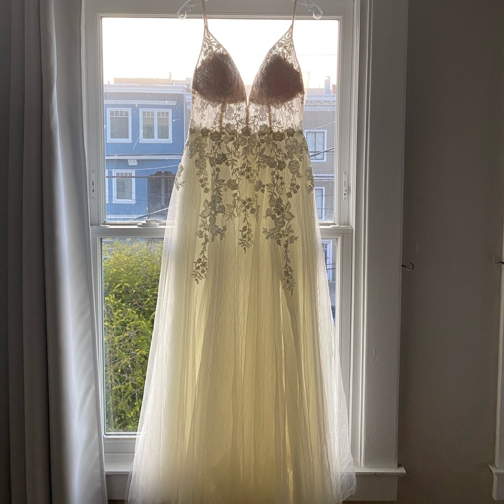 Essence of Australia size 12 wedding gown